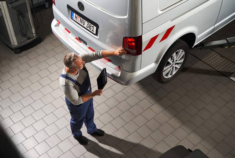 Un employé de Volkswagen vérifie les feux d'un véhicule Volkswagen