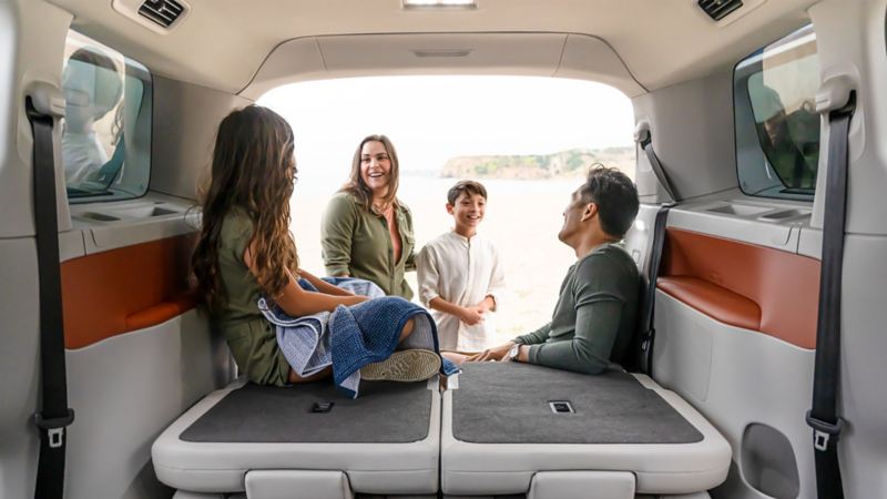 Une famille assise à l'arrière d'un ID. Buzz