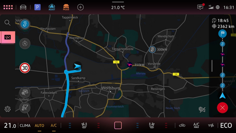 E-Routenplaner-Screen in einem VW Elektrofahrzeug mit Ladestationen-Anzeige.