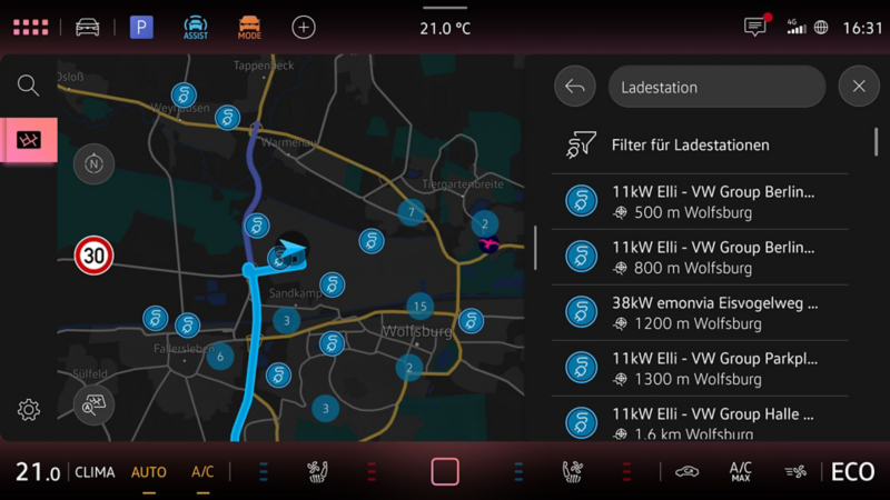 E-Routenplaner-Screen in einem VW Elektrofahrzeug mit Anzeige von Ladestationen in der Nähe.