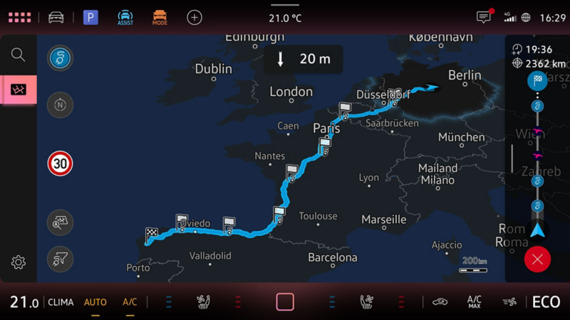 E-Routenplaner-Screen in einem VW Elektrofahrzeug mit Ladestopps entlang einer Route durch Europa.