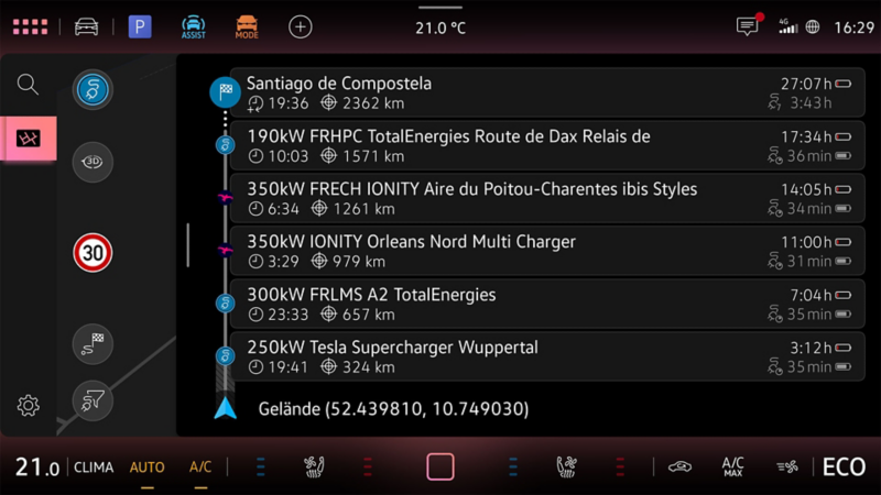 E-Routenplaner-Screen in einem VW Elektrofahrzeug mit Details der Ladestopps entlang einer Route.
