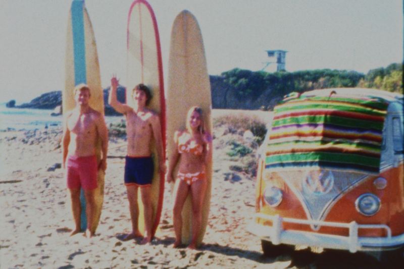 VW vintage surf surfeurs et Combi sur la plage
