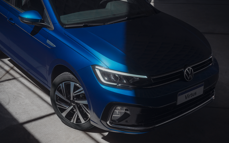 Auto Volkswagen azul estacionado en estudio, evaluado por Latin NCAP para pruebas de seguridad.