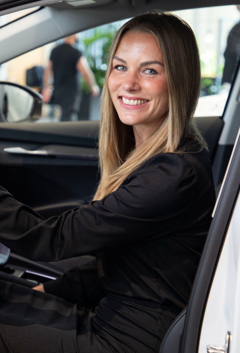 Porträtt på Lena Lamberg sitter i en Volkswagen.