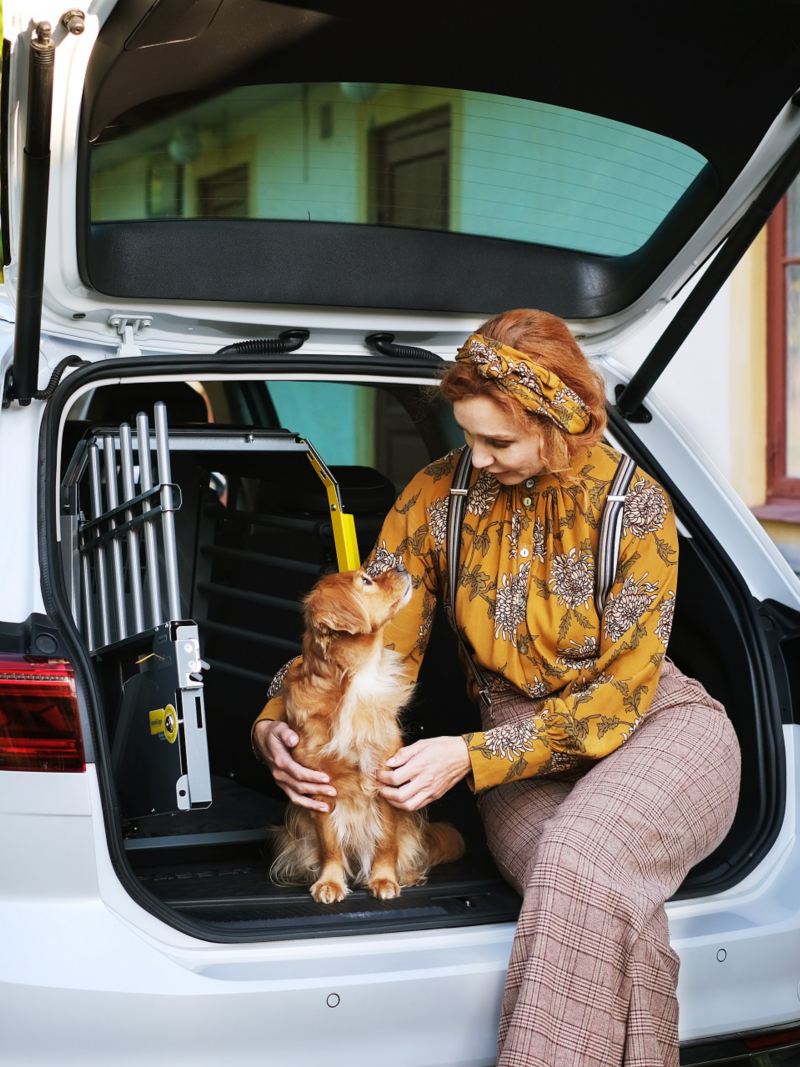 Linda Schilén med hunden Ester sitter i en Volkswagen