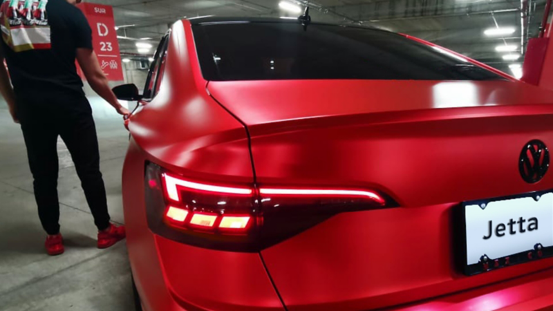 Jetta Volkswagen recibiendo cambio de llanta en taller de servicio VW