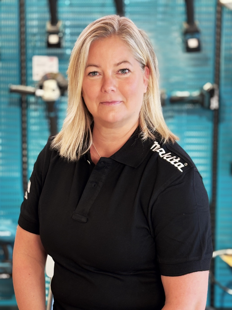 Närbild på Lotta Groth på Makitas huvudkontor.