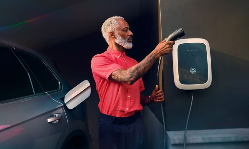 Volkswagen Touareg eHybrid couleur argent, vue latérale / arrière, chargement avec ID. Charger programmé