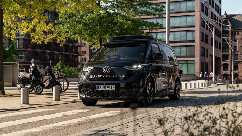The autonomously driven ID. Buzz stops at a zebra crossing.