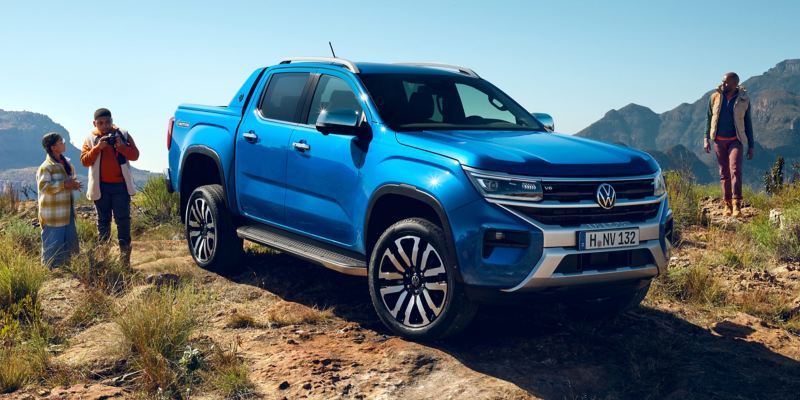 Personas en el campo con la Volkswagen Amarok