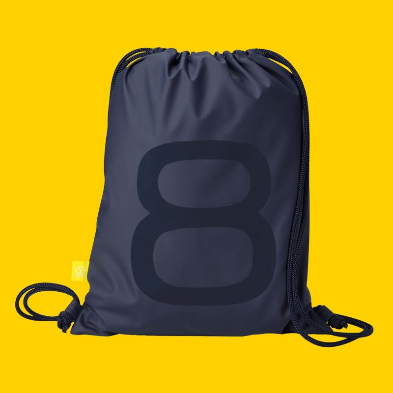 Una elegante mochila con un gran 8 en la parte delantera y una etiqueta amarilla – Accesorios Volkswagen