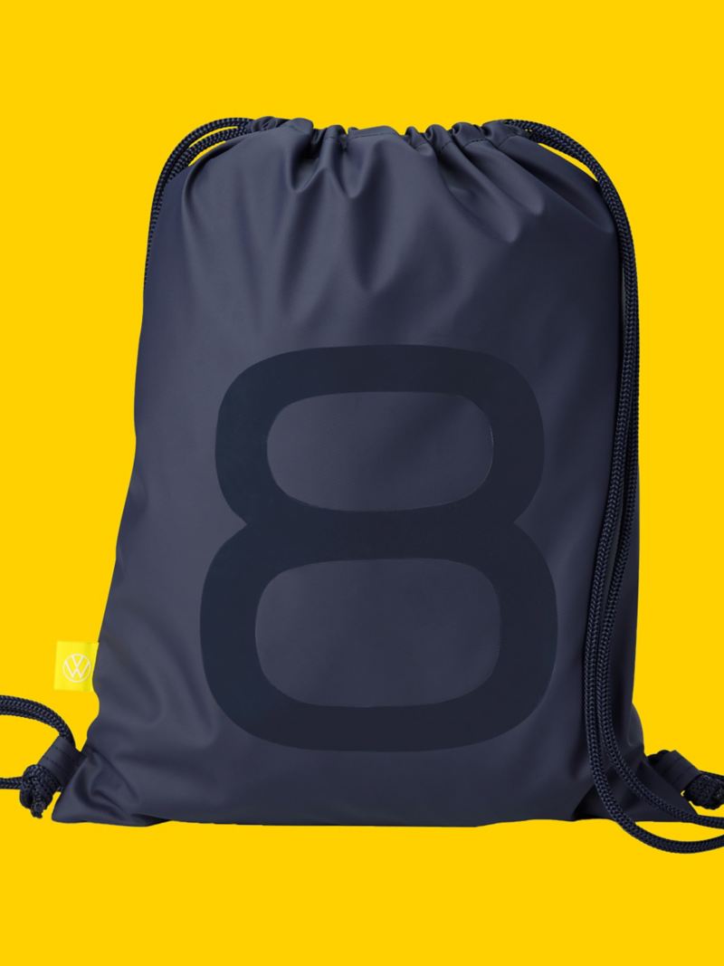 Una elegante mochila con un gran 8 en la parte delantera y una etiqueta amarilla – Accesorios Volkswagen