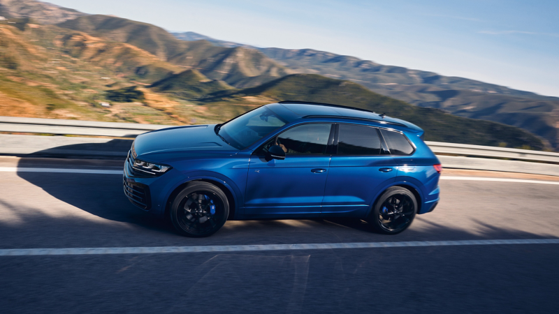Un Touareg R eHybrid de Volkswagen R roule sur une route de montagne