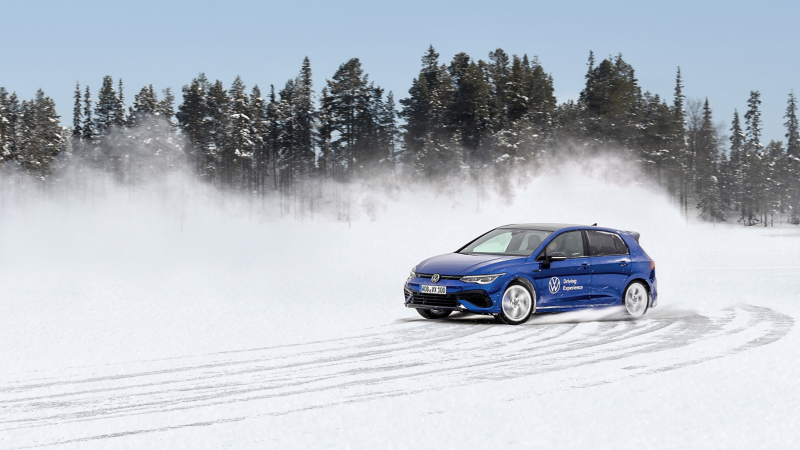 Ein Auto driftet über eine verschneite Straße während eines Fahrtrainings