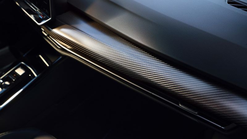 Detailaufnahme Armatur mit Carbon-Optik eines VW Autos