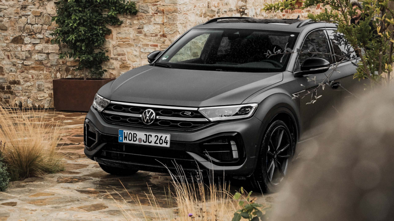 En VW T-Roc R sedd bakifrån på väg över en bro.