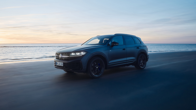 VW Touareg R FINAL EDITION am Strand, im Hintergrund das Meer