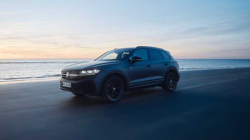 VW Touareg R FINAL EDITION am Strand, im Hintergrund das Meer