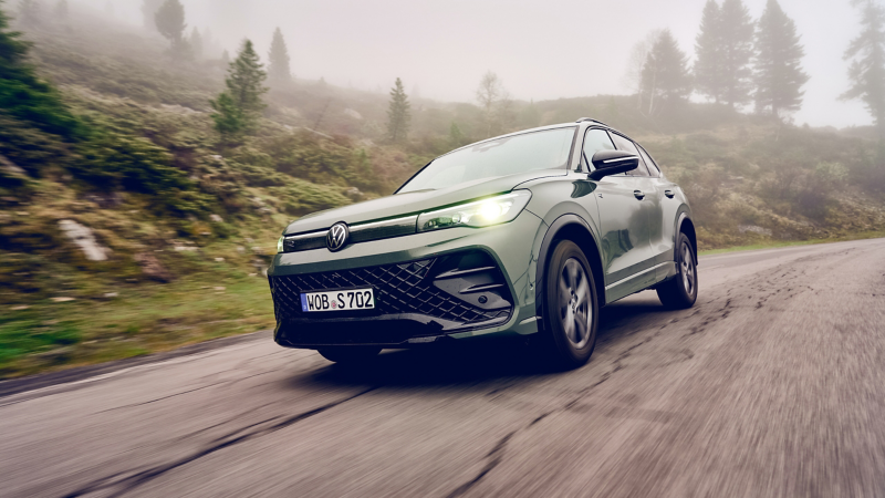 VW Tiguan unterwegs auf einer Landstraße, im Hintergrund Nebel
