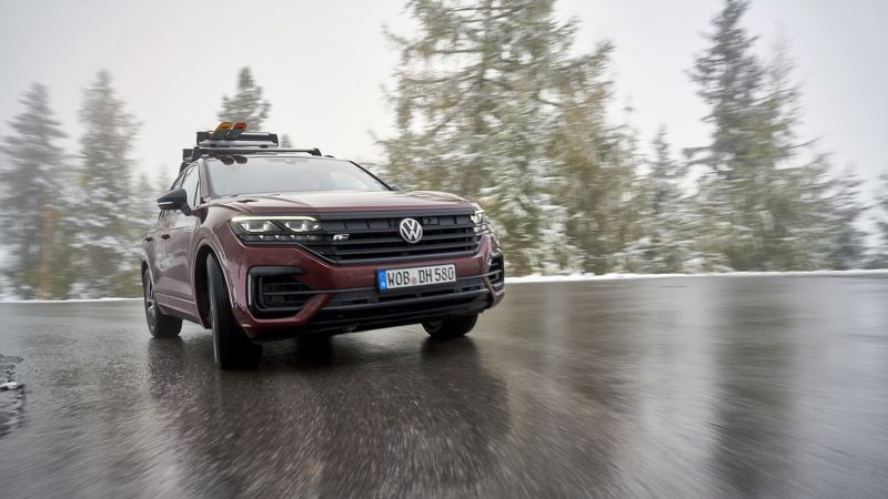 Een VW Touareg op asfalt in de winter – complete all-seasonwielen