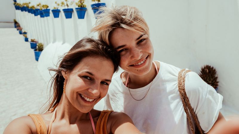 Zwei Frauen machen ein Selfie zusammen