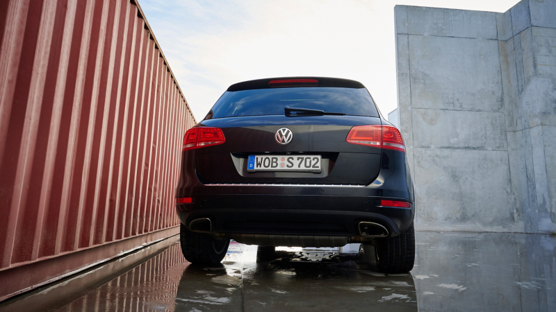 Vue arrière d’un VW Touareg 2 noir entre deux murs