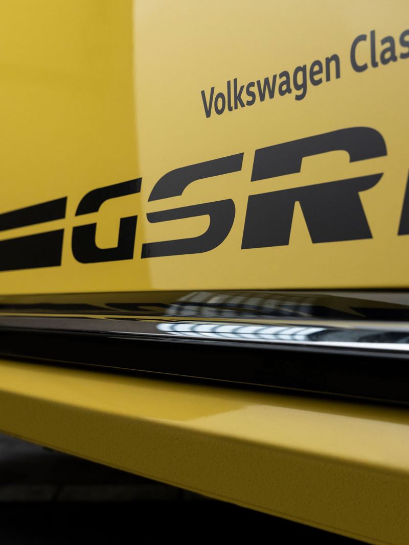 Detailansicht der „GSR“-Plakette eines Beetle GSR von Volkswagen