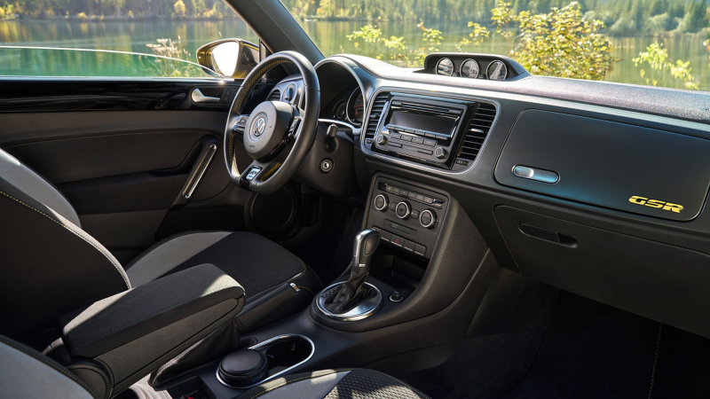 Interior de un Volkswagen Beetle, vista de cockpit