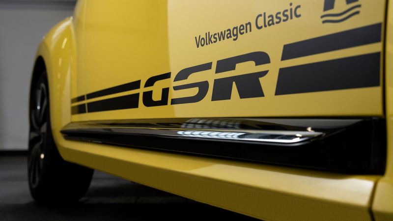 Detailed view of the "GSR" badge of a Beetle GSR from Volkswagen