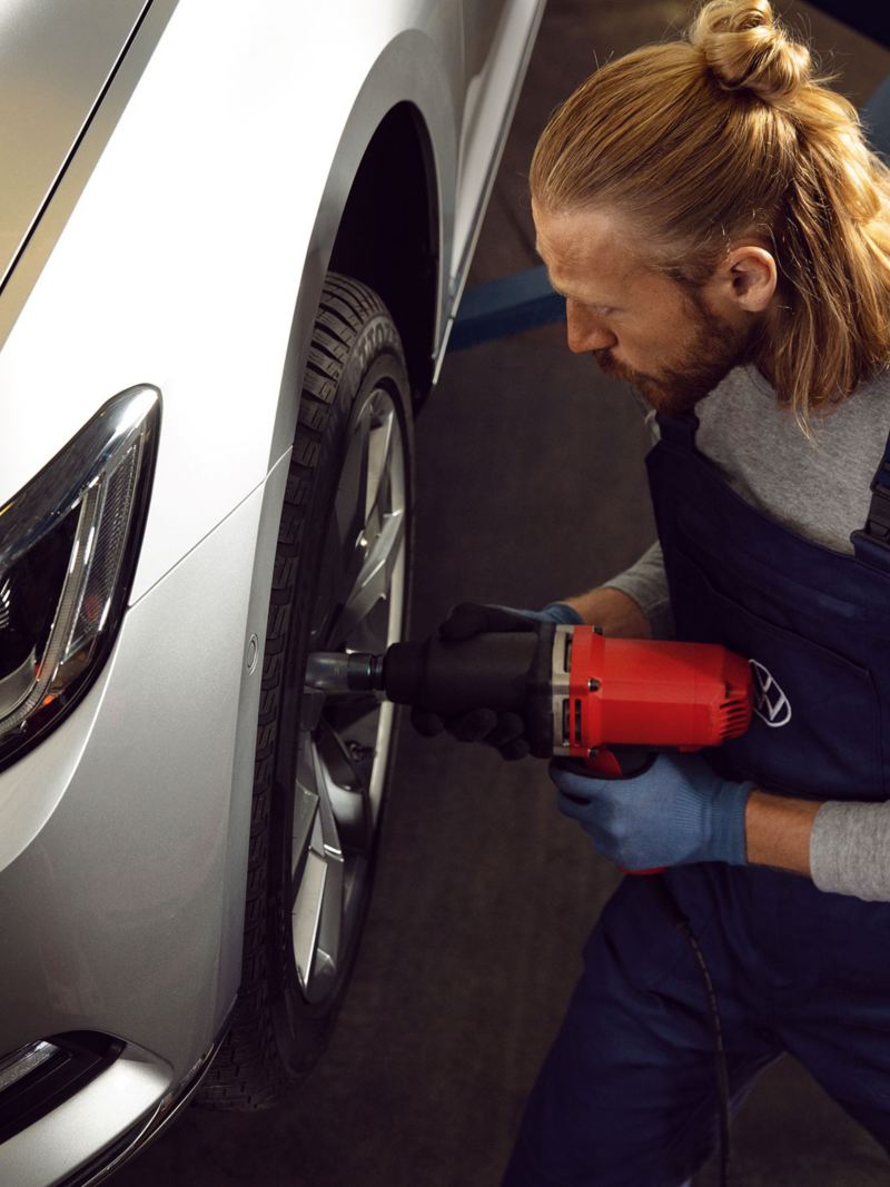 Un empleado del servicio técnico de Volkswagen realiza un cambio de neumáticos