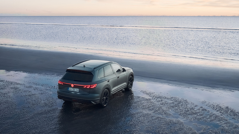 VW Touareg R FINAL EDITION fährt durch seichtes Wasser auf eine Sandbank zu