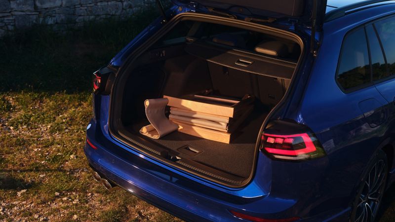 Beladener Kofferraum eines VW Golf R Variant