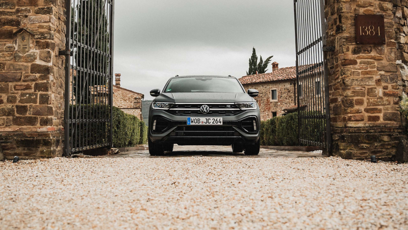 R-Performance avgassystem med bakre ljuddämpare i titan från Akrapovič på en VW T-Roc R.