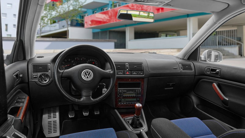 VW Golf 4 interior, cockpit in focus