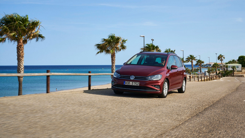 L’ancien modèle VW Golf Sportsvan roulant sur une route côtière