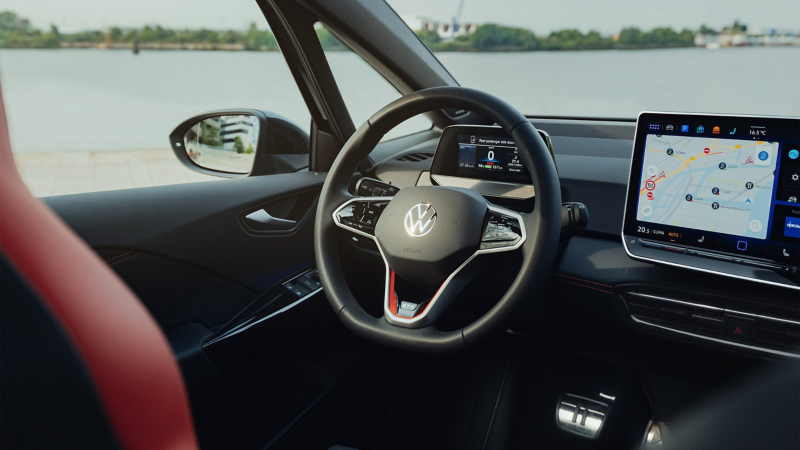 Detailaufnahme Lenkrad und Infotainment-System im VW ID.3
