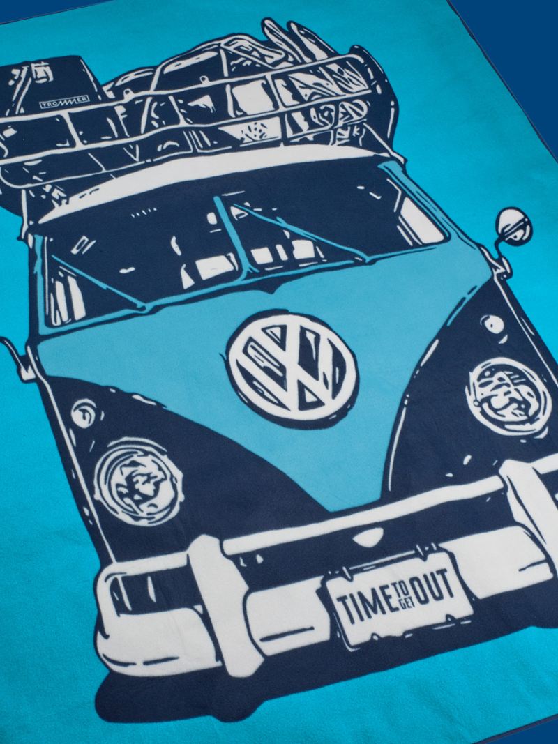 Une couverture de pique-nique bleue avec un grand motif de T1 Bulli – Produit dérivé VW