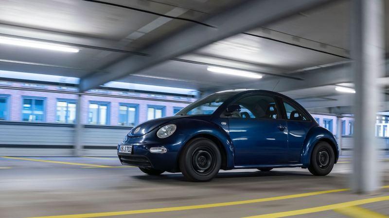 Wszechstronny VW New Beetle w mieście