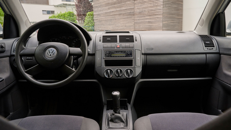Gros plan sur le cockpit d’une VW Polo 4