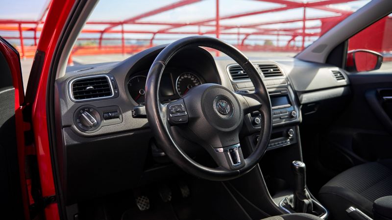 Blick aufs Cockpit eines VW Polo 5 durch offene Fahrertür