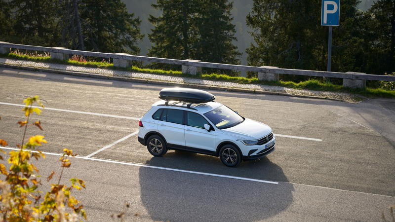 VW Tiguan aus der Vogelperspektive mit Dachbox