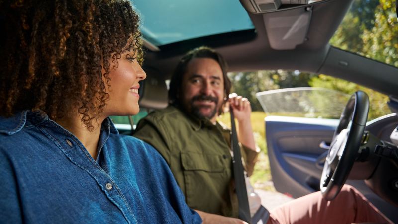 Mann und Frau sitzen in einem VW Scirocco 3