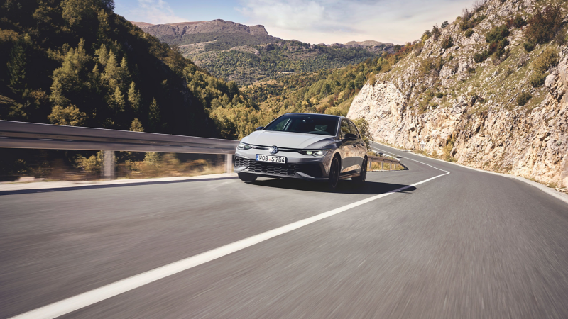 VW GTI fährt eine Bergstraße entlang