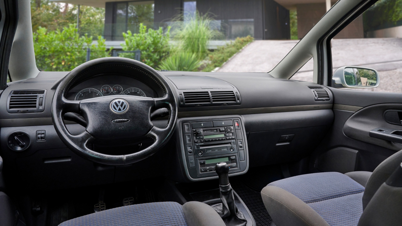 Intérieur du VW Sharan 1, gros plan sur le cockpit