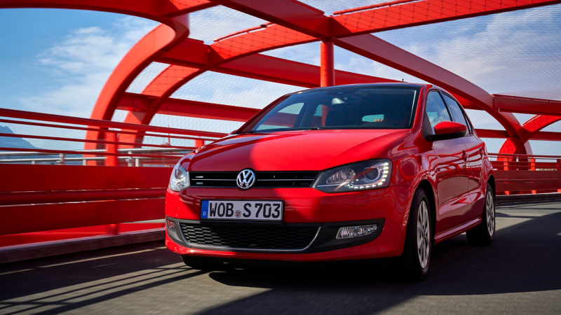 Roter VW Polo auf der Straße