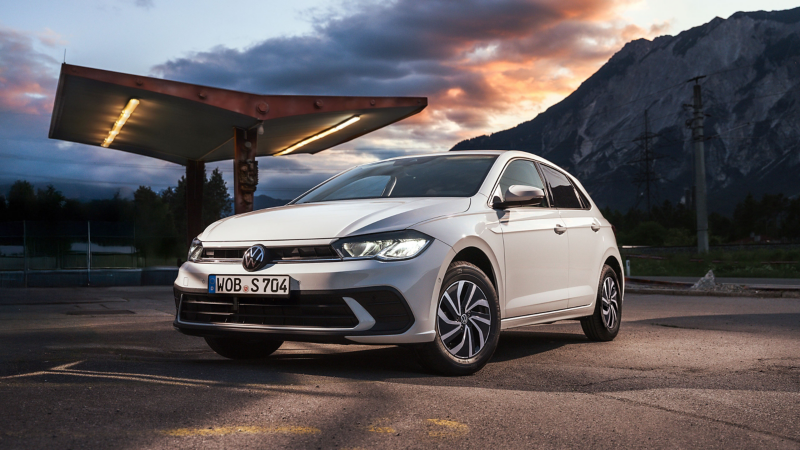 VW Golf in der Dämmerung vor einer Tankstelle