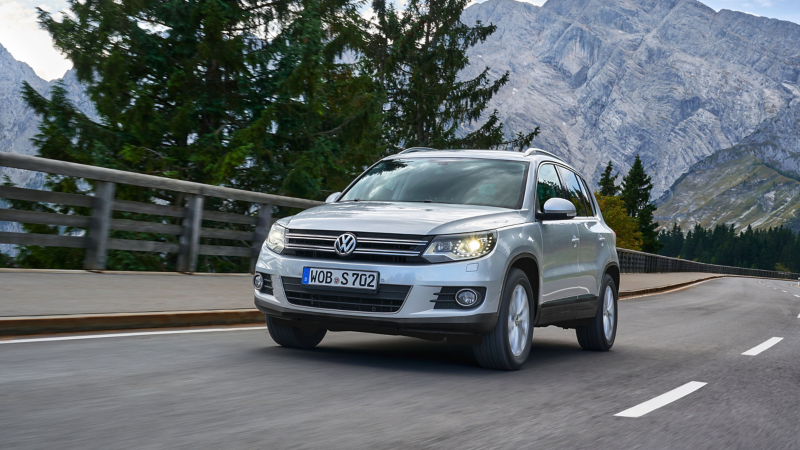 Silberner VW Tiguan 1 fährt auf einer Bergstraße