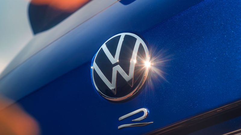 Das VW R-Logo am Tiguan R reflektiert das Sonnenlicht