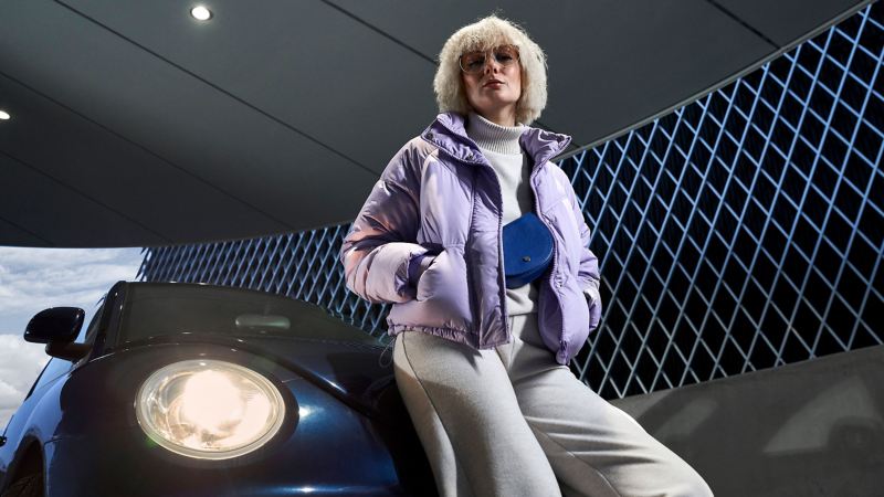 Eine Frau und ihr New Beetle von Volkswagen